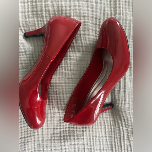 Red size 9 Comfort Plus closed toe high heels - Picture 3 of 6